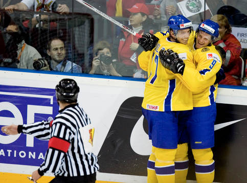 Tony Mårtensson gör Sveriges tredje mål, jubel med