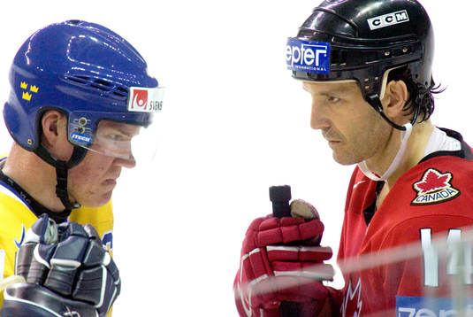 Brendan Shanahan och Kenny Jönsson pratar med domare Milan