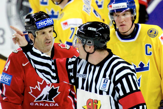 Brendan Shanahan och Kenny Jönsson pratar med domare Milan