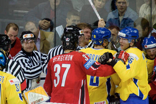 Mika Hannula, crosscheking på Sidney Crosby, vilket ledde