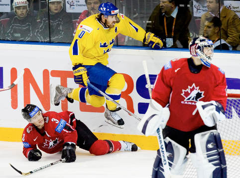 Henrik Zetterberg hoppar över Stephane Robidas