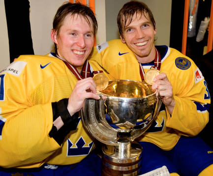 Johan Holmqvist, målvakt och Mikael Samuelsson. Pokal