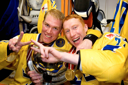 Kenny Jönsson och Jörgen Jönsson med jubel med VM-pokalen