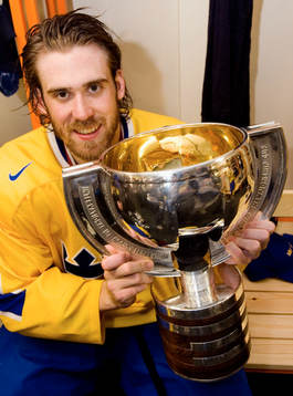 Henrik Zetterberg med VM-pokalen. Pokal