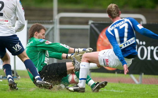 Petter Augustsson, målvakt, Umeå, möter Thommie Persson,
