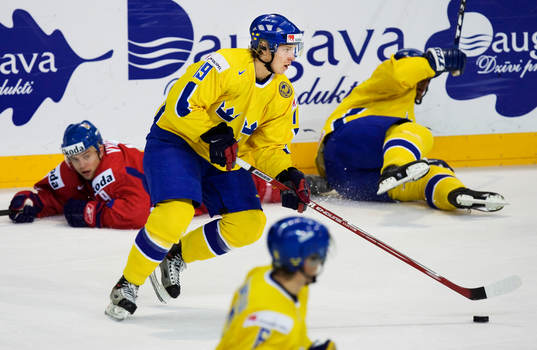 Nicklas Bäckström och David Vyborny liggandes i bakgrunden