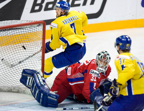 Niklas Kronwall lägger in 3-0 bakom Adam Svoboda,