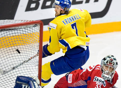 Niklas Kronwall lägger in 3-0 bakom Adam Svoboda,