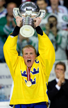 Kenny Jönsson, jubel med VM-pokalen. Pokal