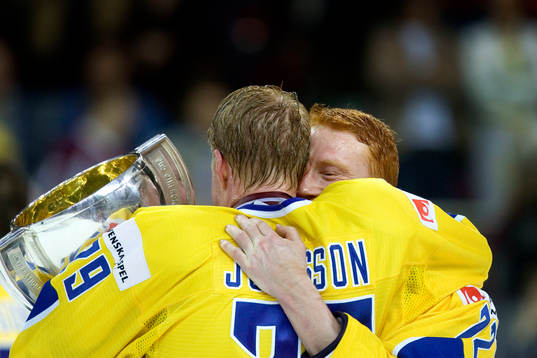 Kenny Jönsson och Jörgen Jönsson med VM-pokalen
