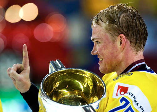 Kenny Jönsson, jubel med VM-pokalen. Pokal