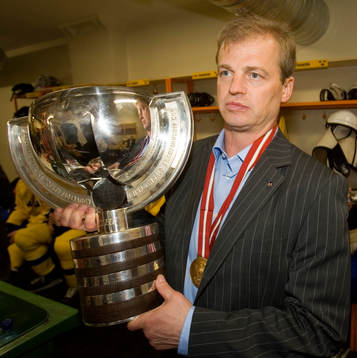 Bengt-Åke Gustafsson, tränare, med VM-pokalen. Pokal
