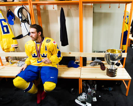 Henrik Zetterberg med VM-pokalen. Pokal