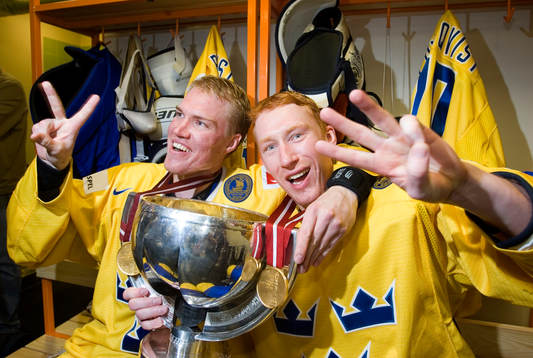 Kenny Jönsson och Jörgen Jönsson jubel med VM-pokalen