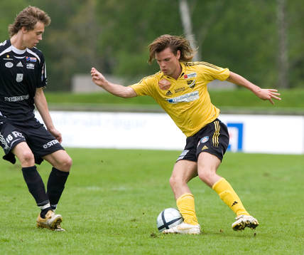 Emil Nilsson, Hässleholm, försöker dribbla förbi Erik