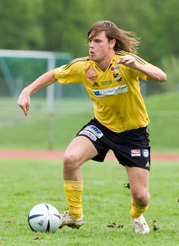 Emil Nilsson, Hässleholm, försöker dribbla förbi Erik