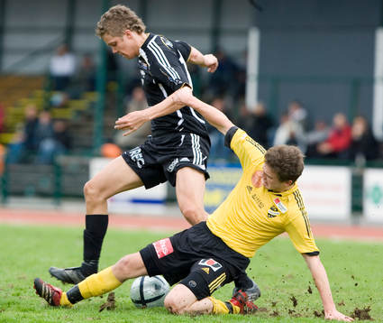 Karim Kange, Hässleholm, tacklar David Stefansson,