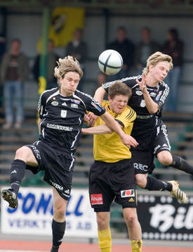 Karim Kange, Hässleholm, trängd av två Carlstadspelare i