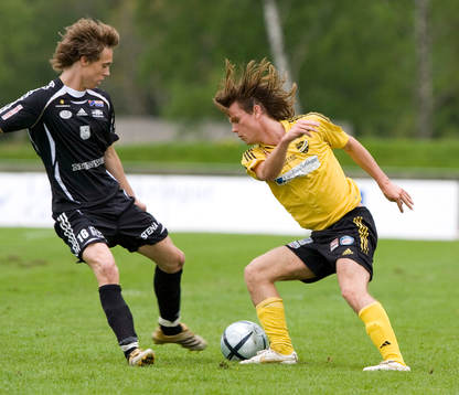 Emil Nilsson, Hässleholm, försöker dribbla förbi Erik