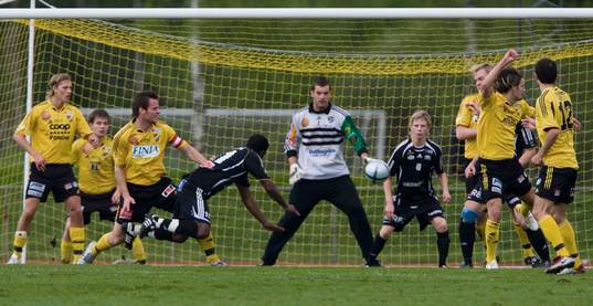 0-1, Carlstads hjälte nickar in ledningsbollen och grattas