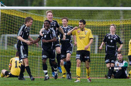 0-1, Carlstads hjälte nickar in ledningsbollen och grattas
