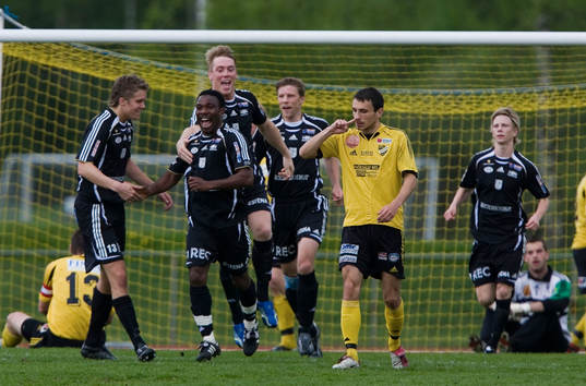 0-1, Carlstads hjälte nickar in ledningsbollen och grattas