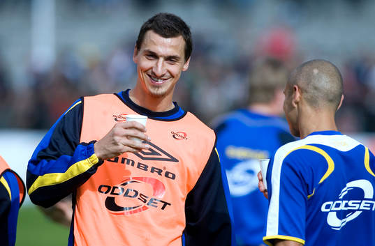 Zlatan Ibrahimovic snackar lite med Henrik Larsson