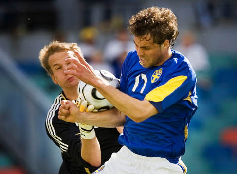 Johan Elmander utmanar Jussi Jääskeläinen, målvakt