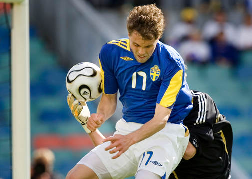 Johan Elmander utmanar Jussi Jääskeläinen, målvakt