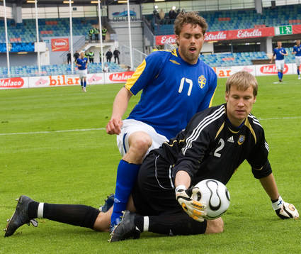 Johan Elmander och Jussi Jääskeläinen, målvakt, Finland