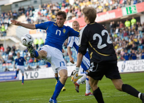 Johan Elmander helt ren med Jussi Jääskeläinen, men