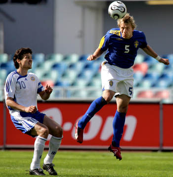 Erik Edman, Sverige nickar, och Jari Litmanen, Finland till