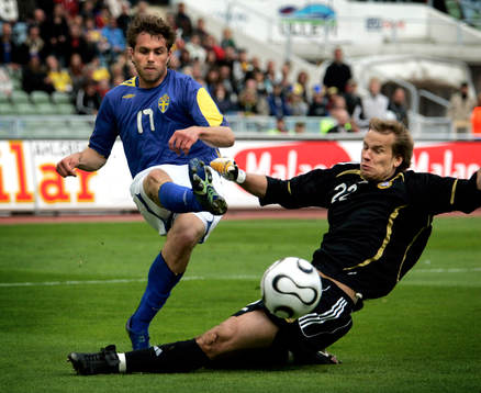Första halvleks farligaste chans nä Johan Elmander,