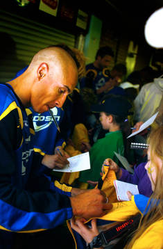 Henrik Larsson skriver autografer