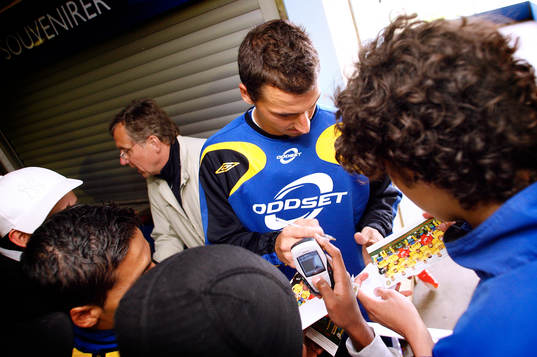 Zlatan Ibrahimovic skriver autografer