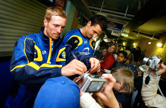 Christian Wilhelmsson och ZLatan Ibrahimovic skriver