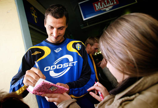 Zlatan Ibrahimovic skriver autografer