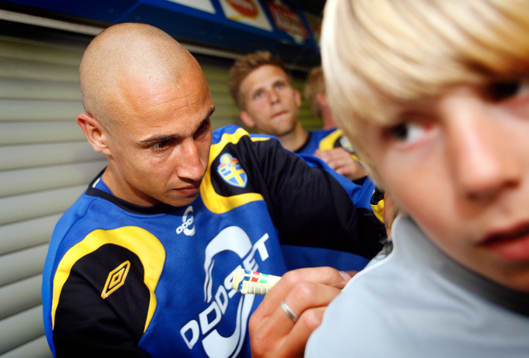 Henrik Larsson skriver autografer