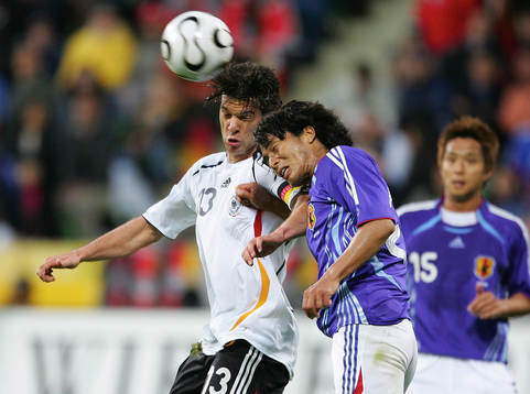 Michael Ballack, Tyskland och Yuji Nakazawa, Japan