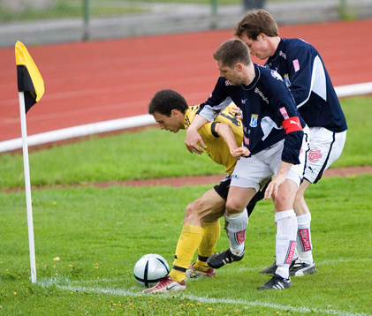 Burim Rexhepi håller undan för två Kristianstads-spelare