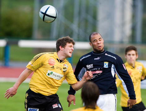 Karim Kange nickduellerar med Marcus Senften