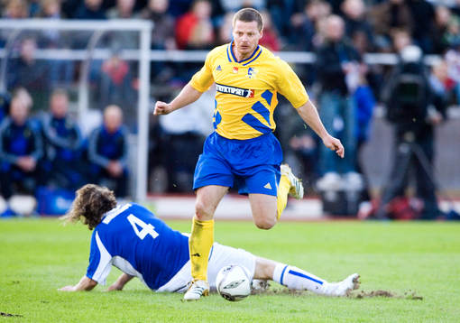 Stefan Schwarz hoppar över en glidtackling
