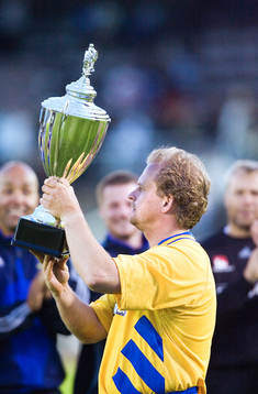 Jonas Thern lyfter pokalen
