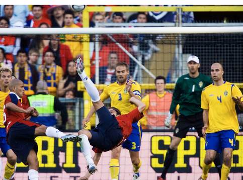 Sveriges mittbackar Olof Mellberg och Ted Lucic och bakom