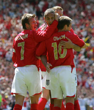Michael Owen, Rio Ferdinand och David Beckham, jubel