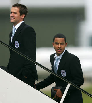 Michael Owen och Theo Walcott tar farväl på Flygplatsen i