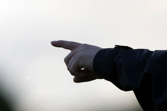 Pekar, order, delar ut order, visar. hand som pekar