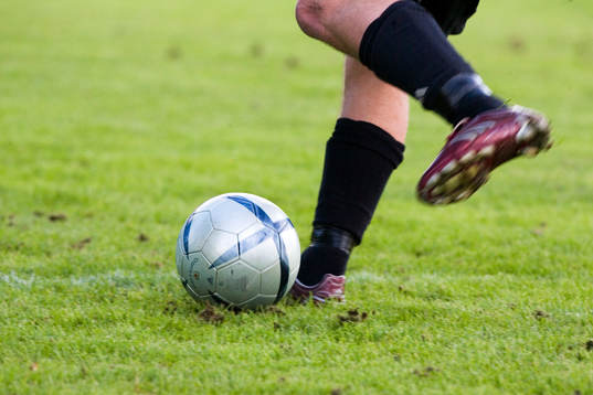 Fot, boll, fotbollsskor, tillslag på boll