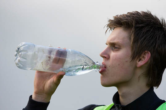 Simon Larsson dricker, vätska, vätskepåfyllning,