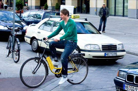 Kim Källström ut på en cykeltur i Bremen